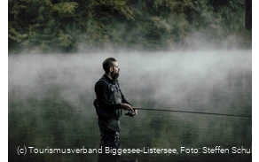 Angler mit Nebel 1, TV Biggesee-Listersee.jpg