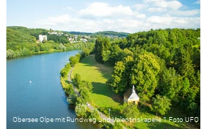 Obersee Olpe mit Rundweg und Valentinskapelle 1 Foto UFO Luftbild Thomas Leith
