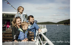 Familie auf dem Schiff 1, Foto TV Biggesee-Listersee.jpg