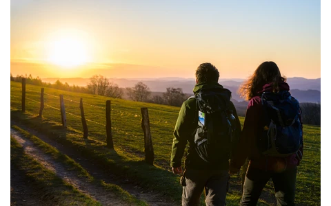 Zwei Wanderer beim Sonnenaufgang in Windhausen
