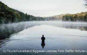 Angler mit Nebel, TV Biggesee-Listersee.jpg