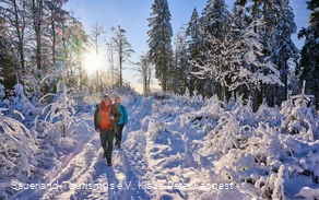 Zwei Wanderer unterwegs auf einem Winterspaziergang