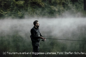Angler mit Nebel 1, TV Biggesee-Listersee.jpg