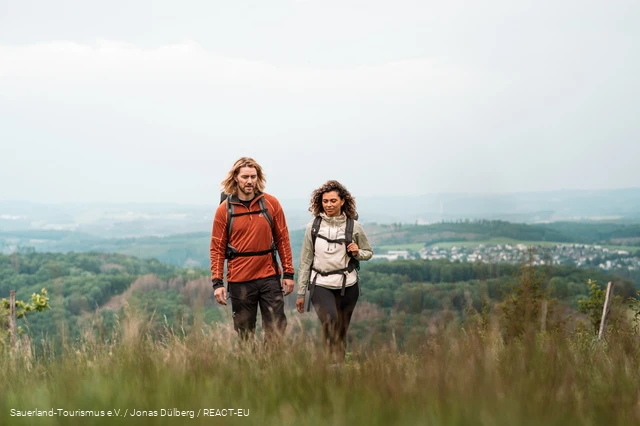 Ein Wanderpaar an der Nordhelle auf dem Sauerland-Höhenflug